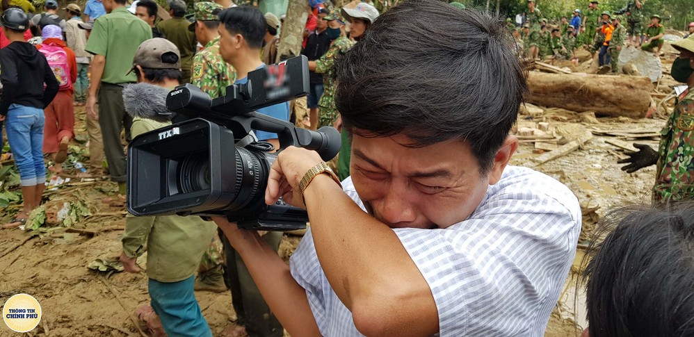  
Anh quay phim không kìm được cảm xúc trước những hình ảnh đau thương ở Trà Leng. (Ảnh: Thông tin Chính phủ)