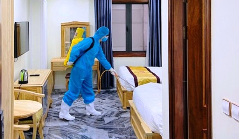  
Nhân viên y tế xịt khử khuẩn bên trong phòng của 1 khách sạn. (Ảnh: Báo Pháp Luật)