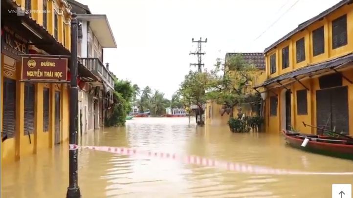  
Đường Nguyễn Thái Học bị ngập nặng. (Ảnh: VNExpress)