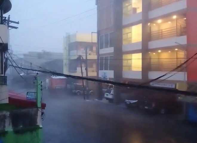  
Hình ảnh mưa to gió lớn được ghi lại khi bão Goni đổ bộ Philippines. (Ảnh: Inquirer).