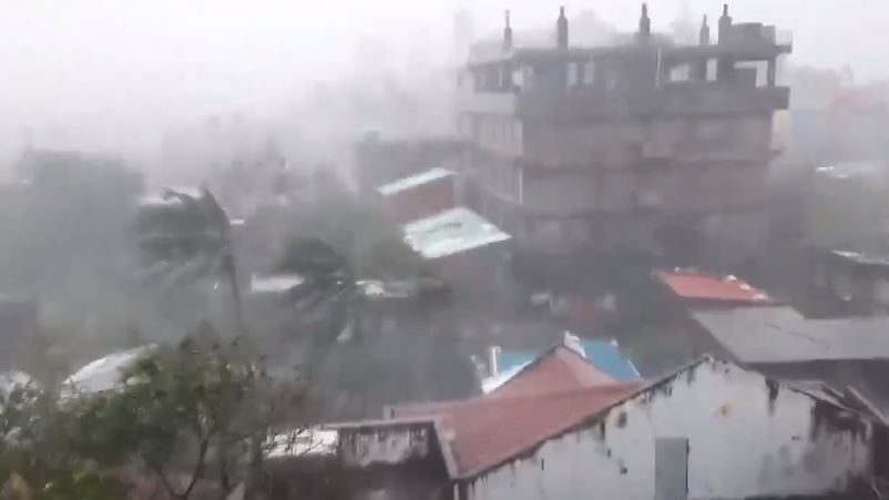  
Bão Goni đổ bộ gây mưa to gió lớn tại Philippines. (Ảnh: Cắt từ clip).