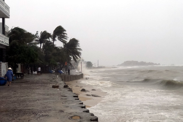  
Bờ biển xuất hiện sóng dữ vì ảnh hưởng của bão. (Ảnh: Thanh Niên).