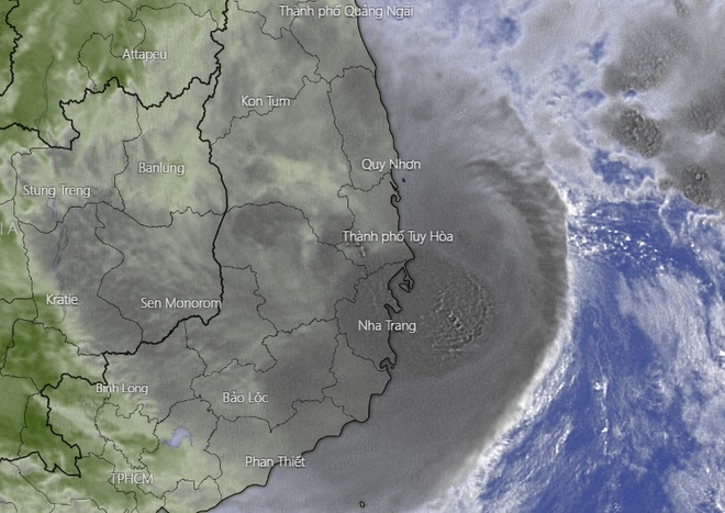 Hình ảnh vệ tinh của bão số 12 cho thấy rìa ngoài của bão bao trùm lên đất liền các tỉnh từ Bình Định đến Ninh Thuận, khu vực này đang có mưa lớn. (Ảnh: Zing)