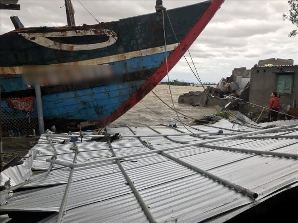 
Khung cảnh tan hoang tại Huế sau khi bão số 13 gây ảnh hưởng. (Ảnh: Lao Động).