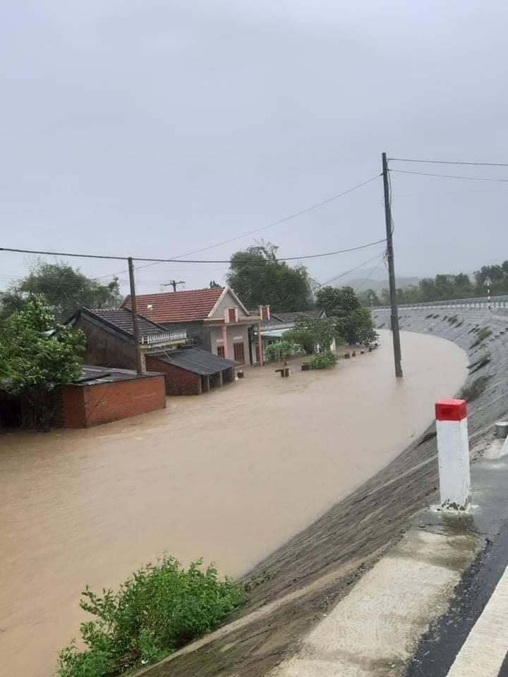  
Nhiều nhà dân chìm trong biển nước sau bão số 12. (Ảnh: FB: Dân Phú Yên).