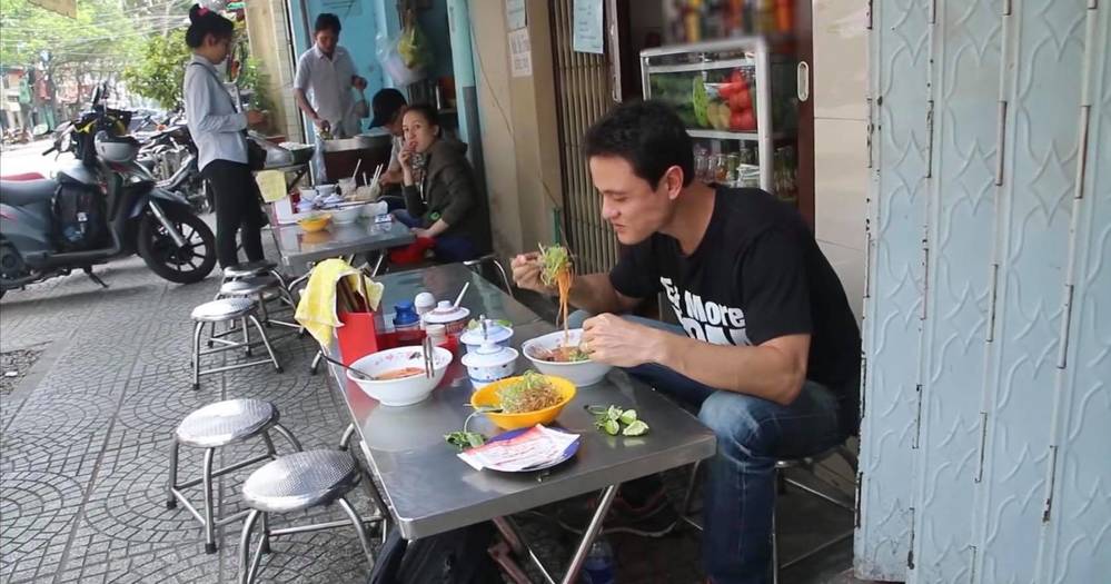  Vị khách tây chọn 1 quán ăn bình dân để thưởng thức bún riêu (Ảnh cắt từ video) 