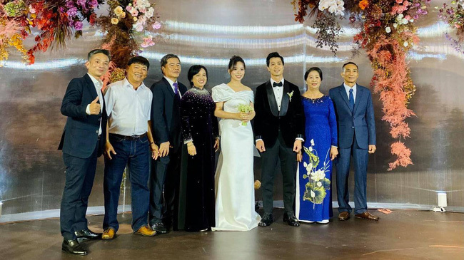  
Công Phượng - Viên Minh cùng gia đình nhà trai, nhà gái tại đám cưới. (Ảnh: FBNV).