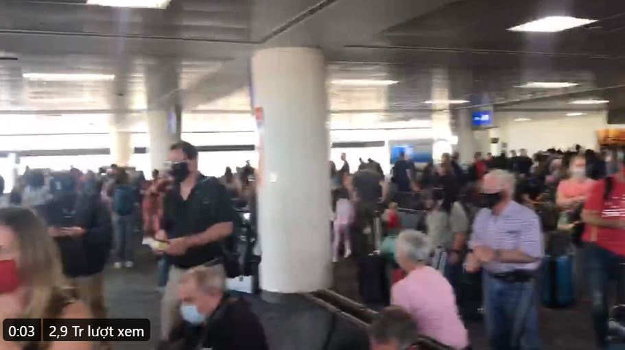  
Lượng hành khách rất lớn đổ về sân bay sát dịp lễ Tạ Ơn. (Ảnh: Cắt từ clip).