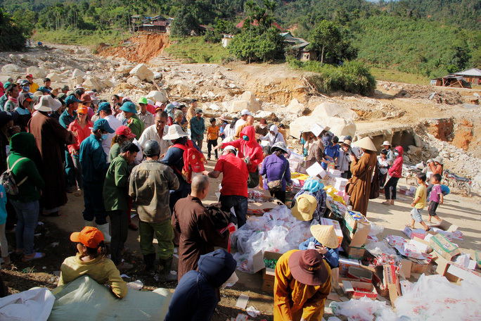  
Sau 3 tuần bị cô lập, đoàn cứu trợ mới đến được với người dân xã Phước Sơn. (Ảnh: Người Lao Động)