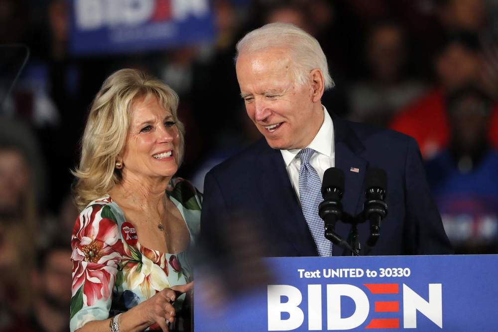  Vợ chồng ông Joe Biden đều có được thu nhập cực khủng. (Ảnh: CNN).