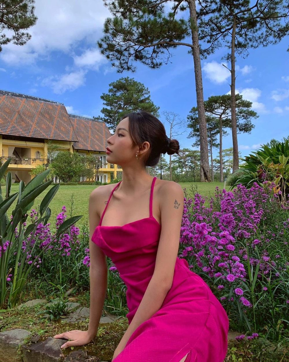  
Phí Phương Anh diện váy hai dây màu hồng rực đi du lịch Đà Lạt. (Ảnh: Instagram nhân vật)