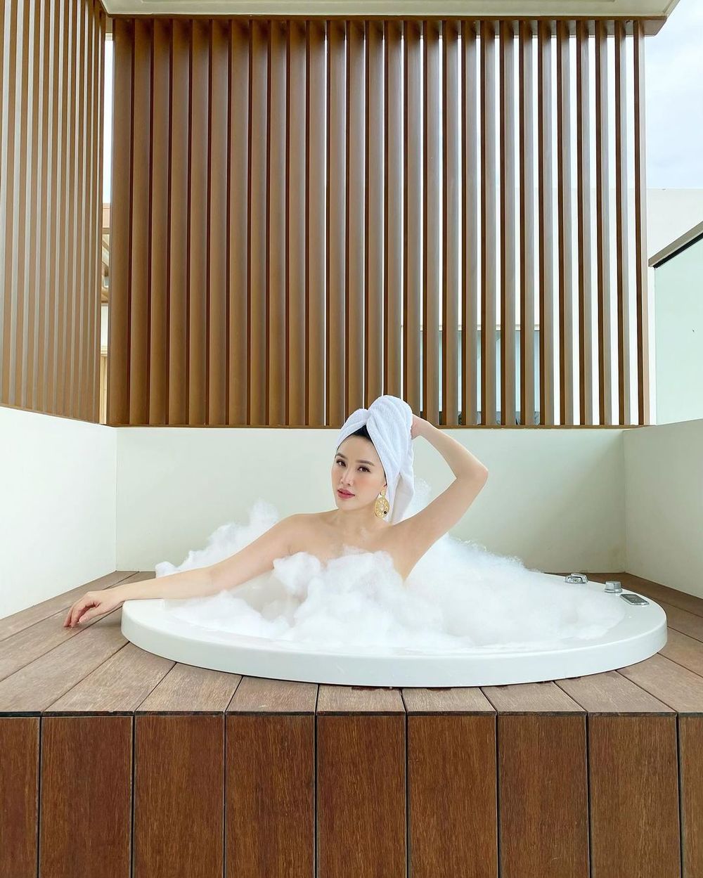  
Bảo Thy thư giãn trong bồn tắm, cô makeup nhẹ nhàng để có ảnh "sống ảo". (Ảnh: Instagram nhân vật)