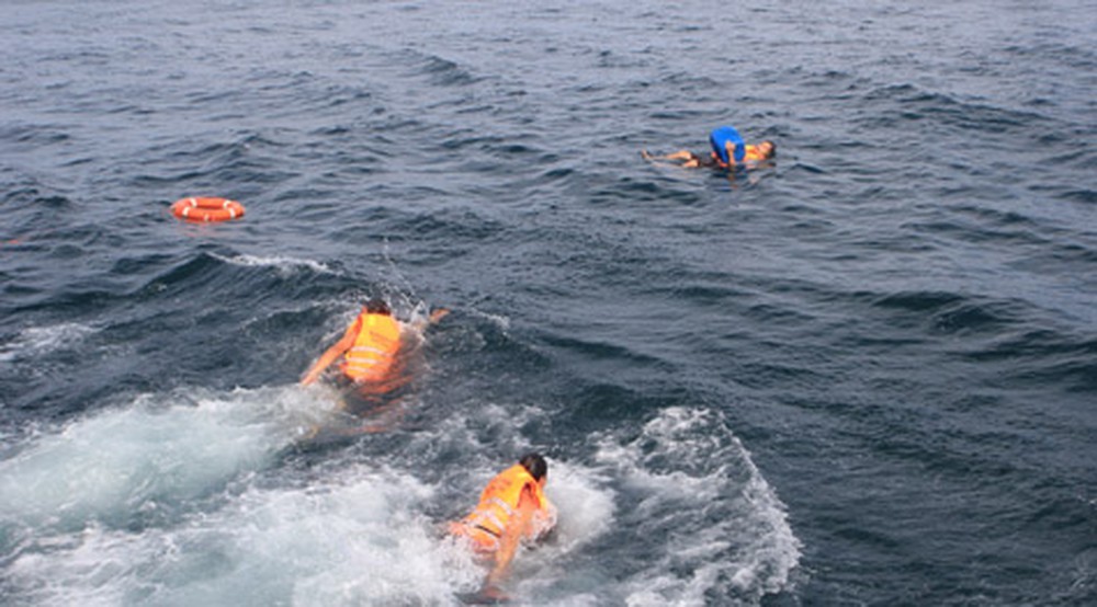  
Lực lượng cứu hộ thực hiện việc cứu nạn trên biển. (Ảnh: VietNamNet).