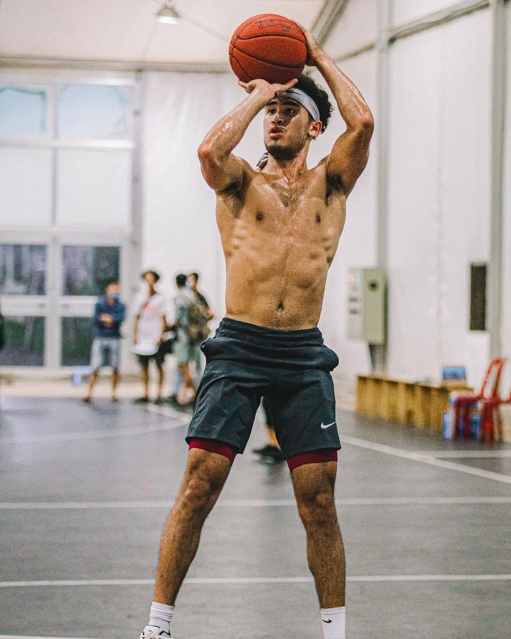  
Christian Juzang sở hữu chiều cao 1m88 cùng thân hình 6 múi và gương mặt lai Tây điển trai. (Nguồn: Instagram nv)