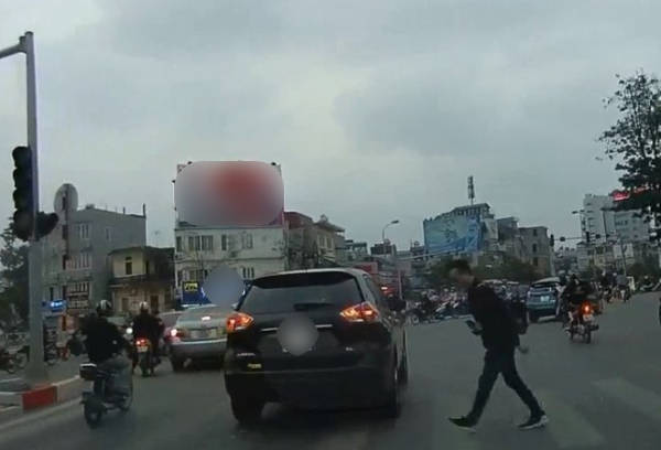  
Chàng trai cúi đầu cảm ơn ô tô nhường đường trên đoạn Lạc Long Quân (Tây Hồ, Hà Nội ) (Ảnh cắt từ video)