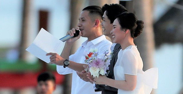 
Công Phượng - Viên Minh tại buổi lễ ở Phú Quốc. (Ảnh: Sport5)