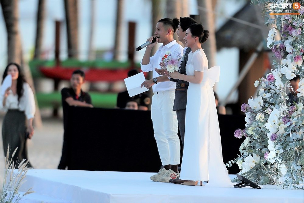  
Hình ảnh hiếm hoi của cô dâu chú rể trên sân khấu được truyền thông chụp được. (Ảnh: Sport5)