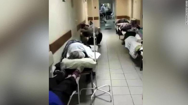  
Hàng tá bệnh nhân nằm ngoài hành lang ở bệnh viện. (Ảnh: CNN)