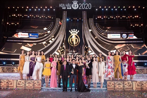  
CEO Nguyễn Tuấn Long chụp hình cùng BTC và top 35 thí sinh HHVN 2020. - Tin sao Viet - Tin tuc sao Viet - Scandal sao Viet - Tin tuc cua Sao - Tin cua Sao
