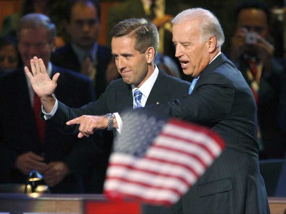  
Ông Joe Biden và con trai cả Beau (Ảnh: Daily Mail)