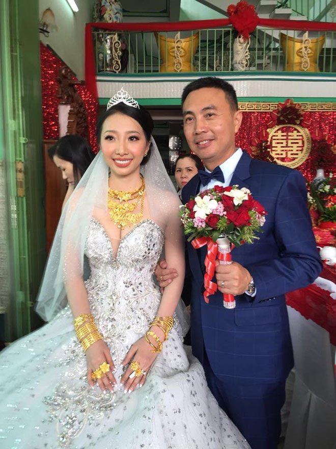  
Cặp đôi từng gây "sốt" mạng xã hội với hơn 30 cây vàng trong ngày cưới. (Ảnh: FB T.C.D)
