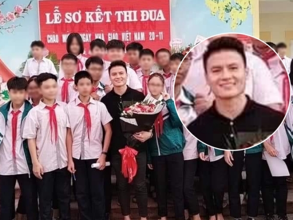  
Hình ảnh Quang Hải chụp cùng các em khóa dưới tại trường cũ (Ảnh: FB T.N/TNT)