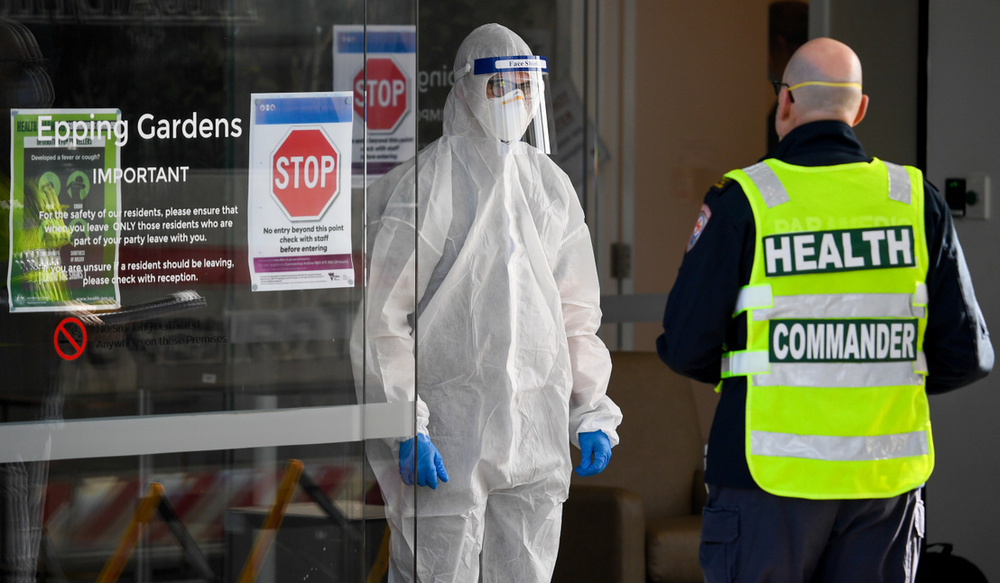  
Một nhân viên y tế mặc đầy đủ quần áo bảo hộ để ứng phó Covid-19. (Ảnh: AFP).