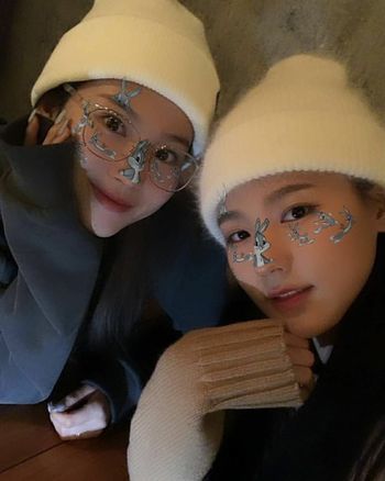  
Ảnh selfie của Sana và Miyeon vẫn "gây sốt" mạng xã hội. (Ảnh: Instagram)