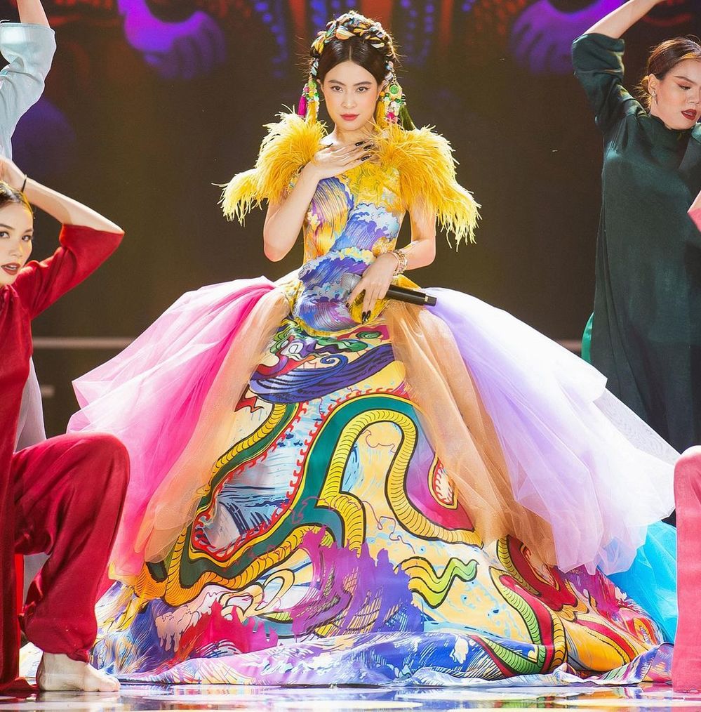  
Hoàng Thùy Linh diện đầm màu sắc, thể hiện ca khúc Kẽo cà kẽo kẹt chiếm "spotlight" dàn thí sinh. (Ảnh: Instagram nhân vật)