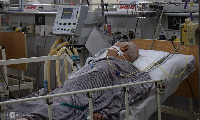  
Nạn nhân được điều trị thở máy tại Bệnh viện Bạch Mai. (Ảnh: VNExpress)