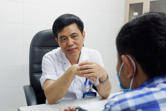 
Bác sĩ Đào Hữu Ghi thăm khám cho bệnh nhân (Ảnh: Dân trí)