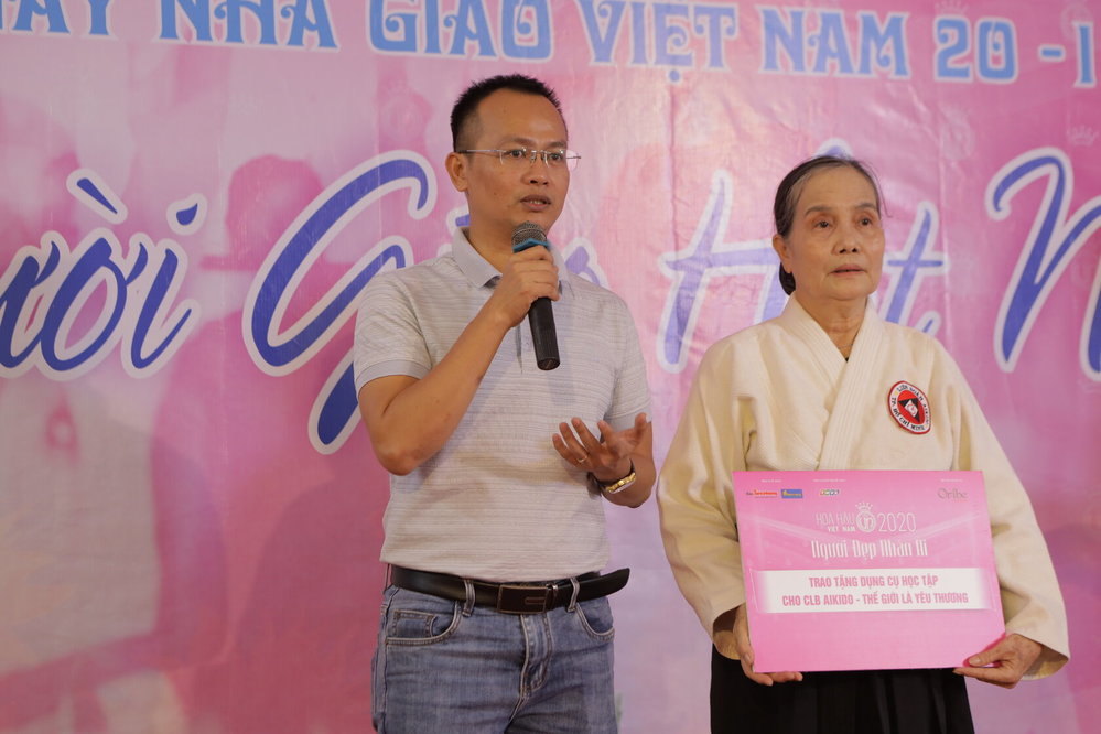  
Ông Nguyễn Ngọc Phú trao quà cho lớp học “Aikido – Thế giới là yêu thương” - Tin sao Viet - Tin tuc sao Viet - Scandal sao Viet - Tin tuc cua Sao - Tin cua Sao