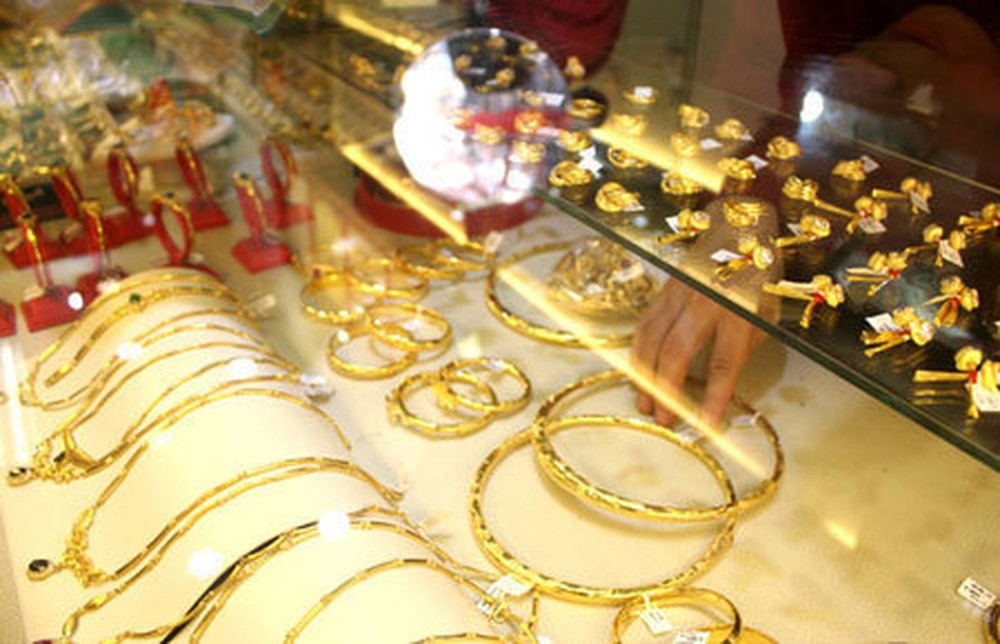  
Vàng trong nước bán ra khoảng 56,77 triệu đồng/lượng. (Ảnh: Tuổi Trẻ).