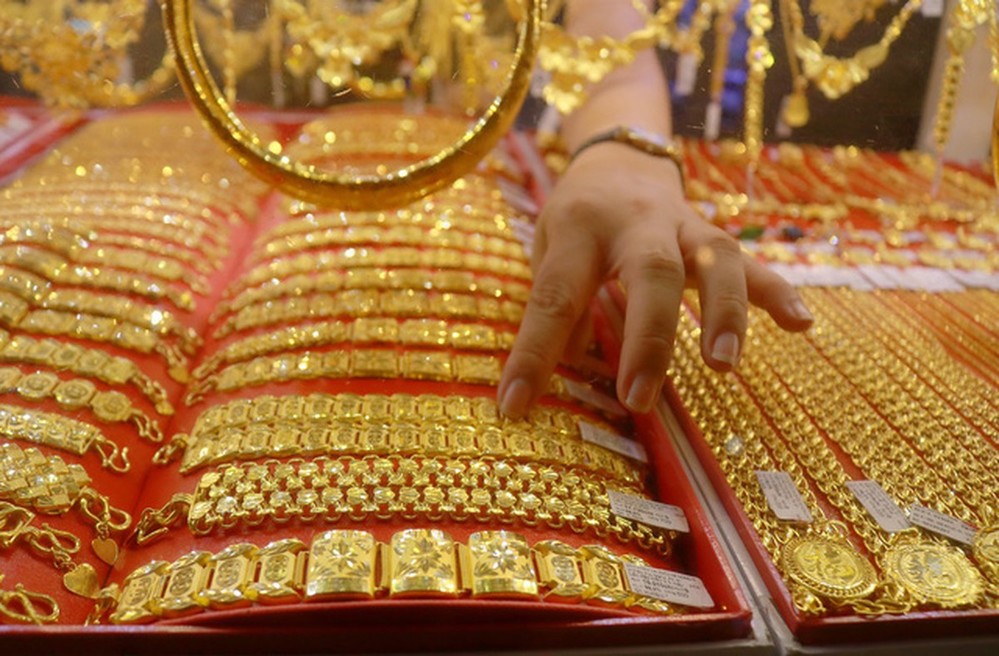  
Giá vàng trong nước cũng giảm theo giá vàng thế giới. (Ảnh: VNExpress).