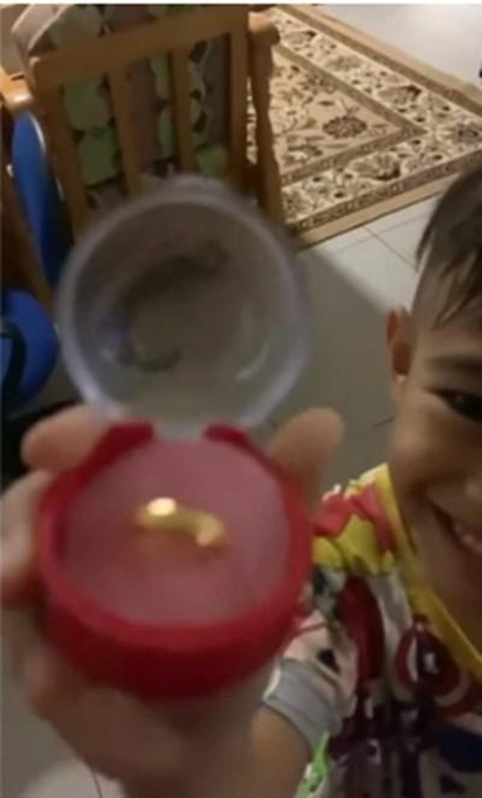  
Mẹ Afiq đăng tải khoảnh khắc ý nghĩa, hạnh phúc khi con trai tặng quà. (Ảnh: Sumarnie Edison)