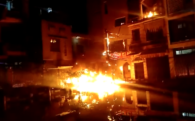  
Đám cháy bùng lên dữ dội khiến người dân vô cùng lo lắng. (Ảnh: VTV)