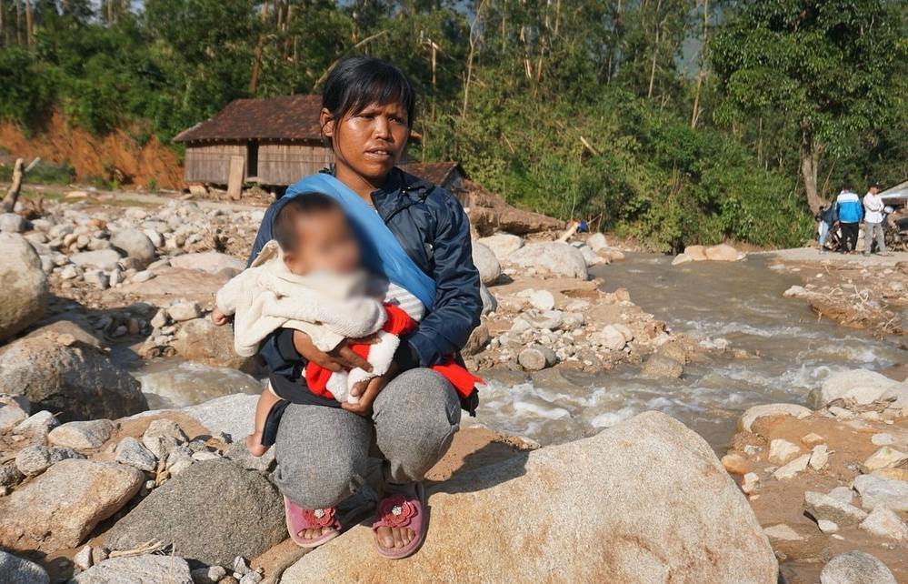  
Người dân khu dân cư Mang Rin trở lại làng sau nhiều ngày sơ tán vì lở núi. (Ảnh: VNExpress).