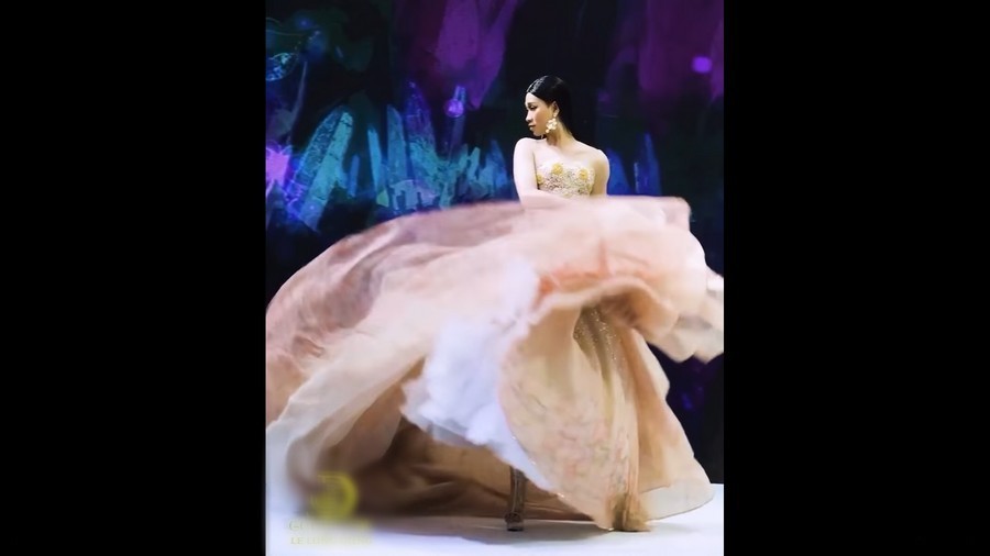 
Các kỹ thuật xoay váy được Hải Triều tận dụng triệt để tôn hết vẻ đẹp của bộ cánh. (Ảnh: Chụp màn hình)