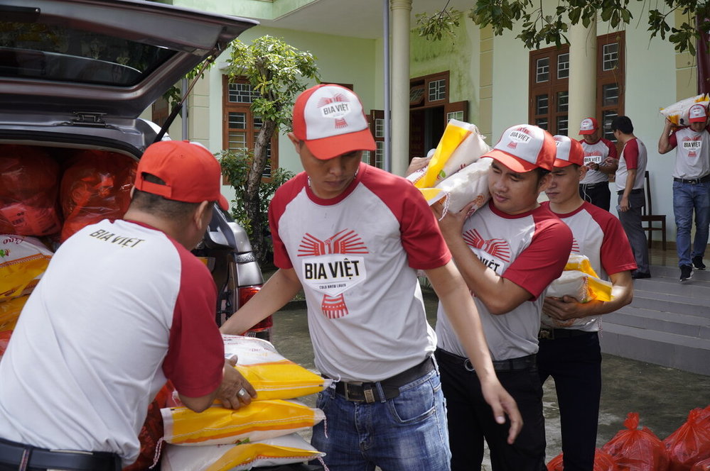  
Các tình nguyện viên đến hỗ trợ những gia đình gặp khó khăn ở Quảng Trị