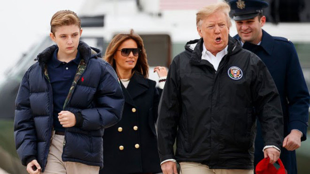  
Barron Trump bên bố mẹ của mình. (Ảnh: AP).