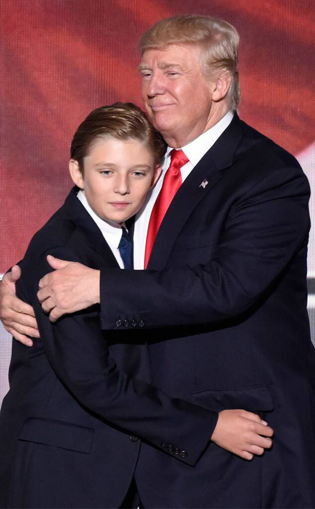  
Barron Trump ôm người cha trở thành Tổng thống của mình. (Ảnh: AFP).
