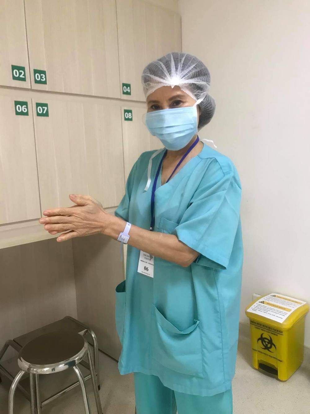 
Cô Ngọc Hương cũng mặc đồ bảo hộ bệnh viện trong lúc xem con sinh nở. (Ảnh: FBNV) - Tin sao Viet - Tin tuc sao Viet - Scandal sao Viet - Tin tuc cua Sao - Tin cua Sao