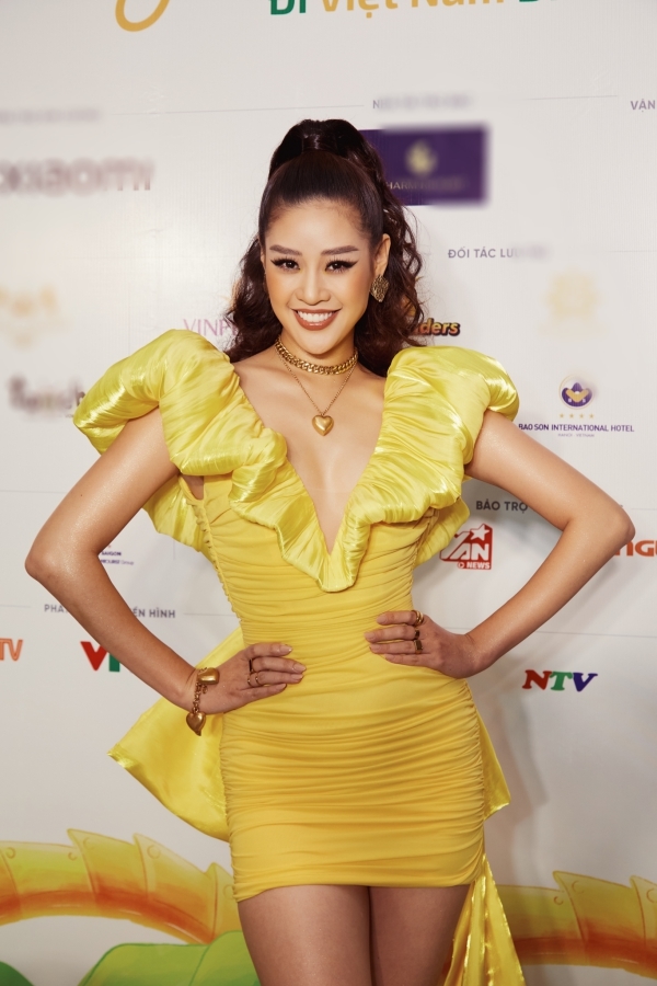  
Hoa hậu Khánh Vân trẻ trung với sắc vàng (Ảnh: NVCC).