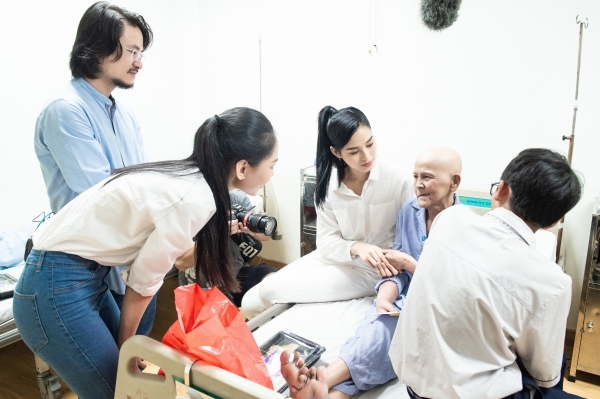  
Bên cạnh việc tổ chức phát cơm và thăm hỏi các bệnh nhân ung bướu tại bệnh viện (Ảnh: NVCC). - Tin sao Viet - Tin tuc sao Viet - Scandal sao Viet - Tin tuc cua Sao - Tin cua Sao