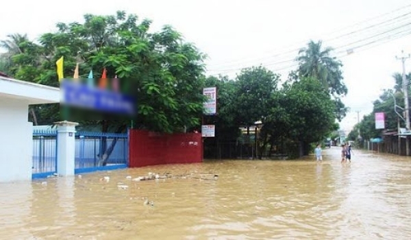  
Một trường học ngập lụt nghiêm trọng do bão (Ảnh: Thanh Niên)