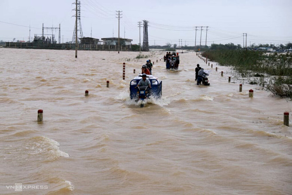  
Nước ngập khiến các phương tiện gặp nhiều khó khăn. (Ảnh: VNExpress).