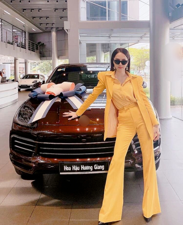 
Không ai đi nhận xe mới lại diện vest vàng "tổng tài" như Hương Giang, cô nàng đeo mắt kính đen và đeo khuyên tai hiệu để tăng độ thời thượng. (Ảnh: T.H)
