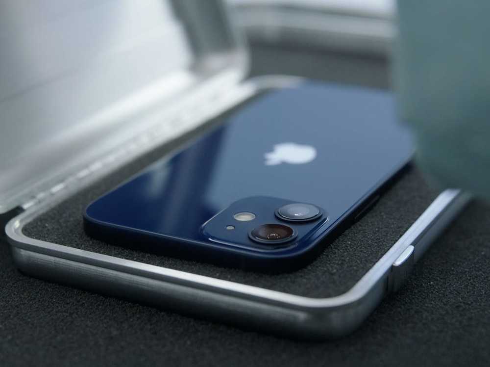  
Dù giảm giá, nhưng iPhone 12 vẫn là sản phẩm cực hot đối với người dùng Việt. (Ảnh: Business Insider).