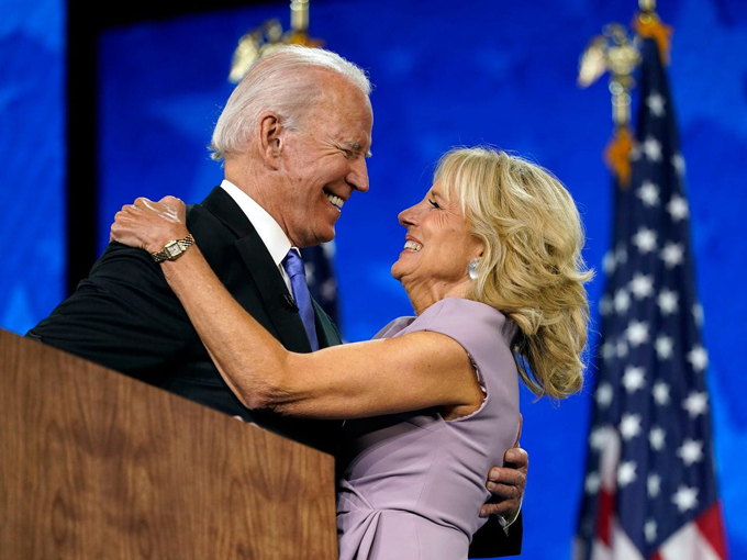  
Sau tất cả, Jill Biden vẫn ở bên chồng như một hậu phương vững chắc. (Ảnh: Insider)