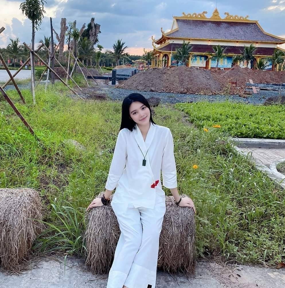 
Khung ảnh xinh xắn của Hoa hậu sau scandal, cô đang ở một ngôi chùa khá xa so với trung tâm thành phố, nằm ở khu vực gần biên giới. (Ảnh: FBNV) - Tin sao Viet - Tin tuc sao Viet - Scandal sao Viet - Tin tuc cua Sao - Tin cua Sao